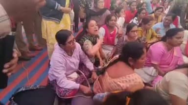 ಬೆಳಗಾವಿ: ಸುವರ್ಣ ಗಾರ್ಡನ್ ನಲ್ಲಿ ಅತಿಥಿ ಉಪನ್ಯಾಸಕರಿಂದ ಪ್ರತಿಭಟನೆ : ಕಣ್ಣಿರು ಹಾಕಿದ ಮಹಿಳಾ ಉಪನ್ಯಾಸಕಿಯರು