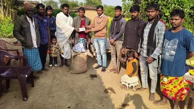 धुरकी: मुखिया प्रत्याशी ने मृतक सोमारु भुइयां के परिवार से मिलकर आर्थिक मदद की