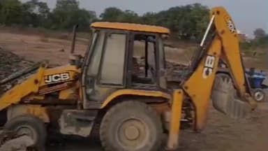 पथरिया: पथरिया वार्ड 14 में अवैध कॉलोनियों पर प्रशासन की बड़ी कार्रवाई, JCB से करोड़ों की सरकारी जमीन अतिक्रमण मुक्त कराई