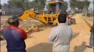 बलरामपुर: सेखुईकला में अवैध प्लाटिंग के खिलाफ जिला प्रशासन ने की कड़ी कार्रवाई, जेसीबी की मदद से किया ध्वस्तीकरण