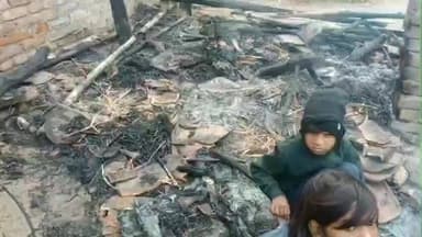 बारा: पंवर ग्राम सभा में ठंड से बचने के लिए आग तापते समय झोपड़ी में लगी आग, लाखों का सामान जलकर हुआ राख