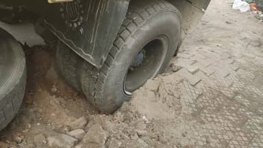 ಮದ್ದೂರು: ಭಾರತೀನಗರದಲ್ಲಿ ಮರಳು ತುಂಬಿದ ಟಿಪ್ಪರ್ ಲಾರಿ ರಸ್ತೆಯಲ್ಲಿ ಕುಸಿತ, ಲಾರಿ ಜಖಂ