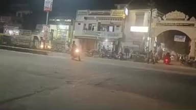 વડાલી: શહેરની નગરપાલિકા ચાર રસ્તા પાસેના હાઇવે રોડ પર બે બાઇકો વચ્ચે અકસ્માત,એક બાઈક ચાલકને ઇજાઓ થતા ખાનગી દવાખાના માં ખસેડાયો.