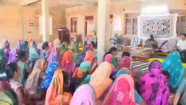 કવાંટ: કરંજવાંટ ગામે સખી મંડળની બહેનો સાથે આર્થિક-સામાજિક પ્રવૃત્તિઓ અંગે વિસ્તૃત ચર્ચા કલેક્ટરે કરી.