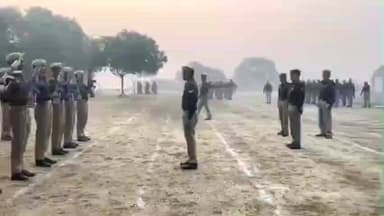 कन्नौज: पुलिस लाइन में पुलिस अधीक्षक ने पुलिस कर्मियों को दौड़ लगवाकर शारीरिक फिटनेस से जुड़े दिए निर्देश