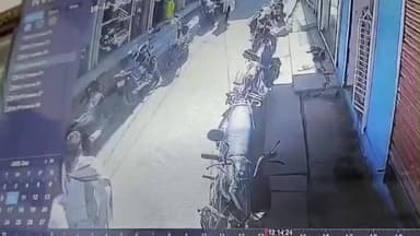 सुठालिया: लखनवास में दिनदहाड़े दुकान के सामने से चोर बाइक चुरा ले गए, घटना सीसीटीवी में कैद