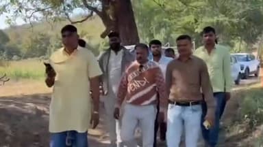 સીંગવડ: સિંગવડના બારેલા ગામે 5 મકાનમાં લાગેલ આગ મામલે આપ નેતા દ્વારા કરાઈ સ્થળ મુલાકાત