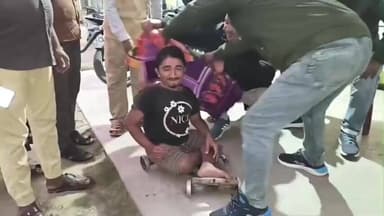 ডোমকল: ডোমকলের ভাতশালা এলাকার দুঃস্থ মানুষের কথা ভেবে ২১০ জনকে শীত বস্ত্র বিতরণ করলেন পাড়ার এক সমাজসেবী