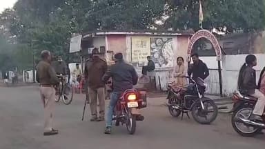 नौरोजाबाद: बस स्टैंड पर तेज रफ्तार वाहनों पर लगाम लगाने के लिए नौरोजाबाद पुलिस ने चलाया चेकिंग अभियान