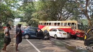മൂവാറ്റുപുഴ: MC റോഡിൽ മൂവാറ്റുപുഴ ആറൂർ ശാന്തിയും കവലയ്ക്ക് സമീപം കാർ കെഎസ്ആർടിസി ബസ്സിൽ ഇടിച്ച് അപകടം