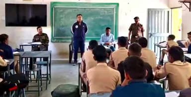 मोहखेड़: उमरानाला में पूर्व एनसीसी कैडेट्स ने विद्यार्थियों को वायु सेना भर्ती की चयन प्रक्रिया से कराया रूबरू