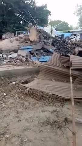 tahseel laharpur ke akabarpur me bani sarkari talab per dukane sarkar dvara girati gyi