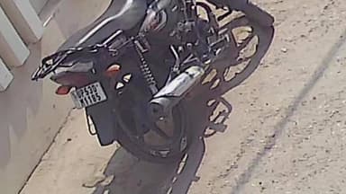 गोला: नगर पंचायत बड़हलगंज के कल्याण नगर में घर के दरवाजे से बाइक चोरी, घटना CCTV कैमरे में कैद हुई, पुलिस जांच में जुटी