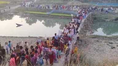 ইটাহার: 'নো ব্রীজ, নো ভোট' - এই স্লোগান তুলে সুই নদীর উপরে কংক্রিট ব্রীজের দাবিতে মারনাই গ্রাম পঞ্চায়েত দপ্তর ঘেরাও করে বিক্ষোভ