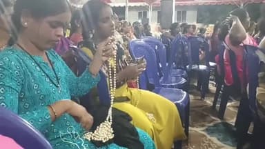 திருவண்ணாமலை: கலைஞரின் மகளிர் உரிமைத் தொகையை பெற வந்த இரண்டு பெண்கள் தங்களுடைய கைத்தொழிலை விடாமல் செய்து கொண்டிருந்த வீடியோ சமூக வலைதளத்தில் வைரல்