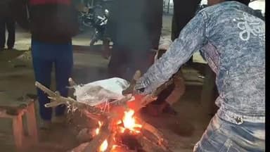 बलरामपुर: बढ़ती ठंड और कोहरे को देखते हुए नगर पालिका परिषद बलरामपुर ने सार्वजनिक स्थानों पर जलवाया अलाव