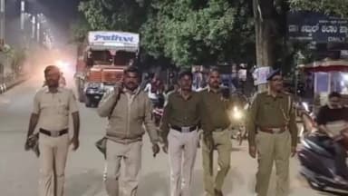 ಸಿಂದಗಿ: ಪಟ್ಟಣದಲ್ಲಿ ಪೊಲೀಸ್ ಅಧಿಕಾರಿಗಳಿಂದ ಫೂಟ್ ಪೆಟ್ರೋಲಿಂಗ ನಡೆಸಿದರು