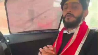 बरेली: सार्वजनिक शौचालय पर चस्पा किए बाबर और मौलाना मदनी के फोटो, वीडियो वायरल कर युवक ने दी सफाई