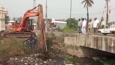 ఉండి: డ్రైనేజీ శాఖ ఆధ్వర్యంలో పెదమిరంలో నాగులకోడు మురుకు డ్రైన్లో తోడు, చెత్త తొలగింపు పనులు ప్రారంభం