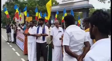 நாகப்பட்டினம்: மாவட்ட ஆட்சியர் அலுவலகம் முன்பு
சாதி வாரி கணக்கெடுப்பு நடத்த கோரி பாட்டாளி மக்கள் கட்சியினர் கண்டன ஆர்ப்பாட்டத்தில் ஈடுபட்டனர்