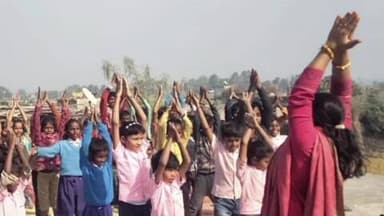 मंडरो: मंडरो प्राथमिक विद्यालय में बच्चों ने किया योग