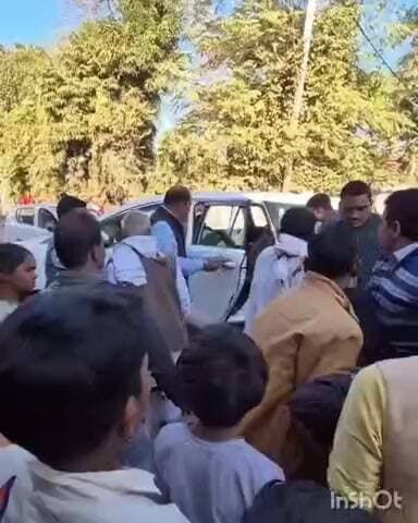 कोलारस: हनुमान मंदिर पर कोलारस विधायक ने दिखाई संवेदनशीलता, एडवोकेट को अस्पताल पहुंचाया, वीडियो वायरल