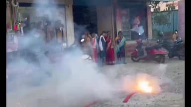 ஆவடி: அயப்பாக்கத்தில் விடுபட்ட பெண்களுக்கு உரிமைத் தொகை ஆயிரம் வந்ததால் பெண்கள் பட்டாசு வெடித்து கொண்டாட்டம்