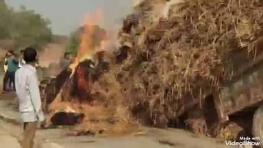 चुनार: ट्रैक्टर ट्राली पर आग लगने से पुआल में दबकर युवक की मौत, मामले में इत्फाकिया का केस दर्ज