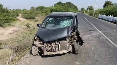 લખતર: સુરેન્દ્રનગર માલવણ હાઇવે પર વણા અને મોઢવાણા વણા નજીક કાર પુલના દિવાલ સાથે ધડાકા ભૈર અથડાતા અકસ્માત સર્જાયો જાનહાનિ ટળી