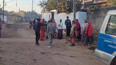 खरसिया: तेलीकोट में महिला समिति की बड़ी कार्रवाई, युवक और महिला के पास से कच्ची महुआ शराब बरामद