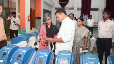 செங்கல்பட்டு: மறைமலை நகரில் வாக்குப்பதிவு இயந்திரங்கள் முதல்நிலை சரிபார்க்கும் பணியினை மாவட்ட ஆட்சியர் ஆய்வு செய்தார்