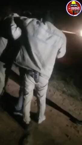 #अलीगढ़ में नशे में धुत पुलिस कर्मियों का वीडियो हुआ वायरल✍️नशे में अपनी सरकारी गाड़ी नाले में पलटाई. हुए निलंबित