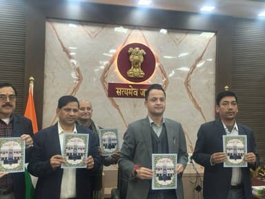 📚 *जिला उर्दूनामा का विमोचन 📚* आज समाहरणालय स्थित जिलाधिकारी कार्यालय में जिलाधिकारी आनंद शर्मा एवं नगर आयुक्त उमेश भारत...