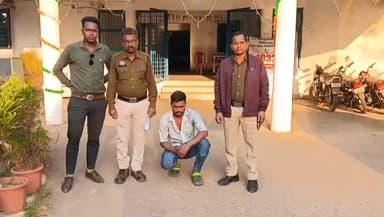 पुसौर: पुसौर पुलिस की दबिश में बाजार परिसर से 10 लीटर अवैध महुआ शराब के साथ युवक किया गया गिरफ्तार