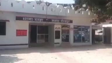 बांसगांव: हाटा बाजार में अवैध कच्ची शराब बेचने का आरोप, देशी शराब दुकान संचालक ने उच्चाधिकारियों से की शिकायत