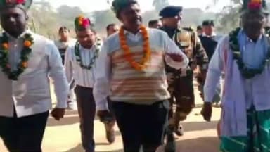 डुमरिया: डीडीसी पहुंचे लखाई डीह गांव, ग्रामीणों ने किया भव्य स्वागत