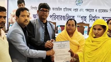 খড়গ্রাম: ভাঙনে ঘরহারা মানুষের পাশে সামশেরগঞ্জ ব্লক, আর্থিক সাহায্য তুলে দিল প্রশাসন