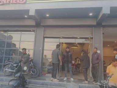 लैलूंगा: लैलूंगा में रॉयल एनफील्ड सर्विस सेंटर पर भड़के ग्राहक, बदसलूकी और खराब सर्विस के आरोप लगाए