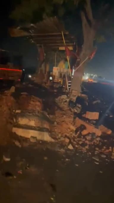 હિંમતનગર: દલપુર પાસે આવેલા જોગણી માતાના મંદિરમાં ટ્રક ઘુસ્યો, મંદિરના આગળના શેડને નુકસાન