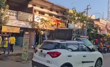 తూప్రాన్: తూప్రాన్ మున్సిపాలిటీలో యధావిధిగా మద్యం దుకాణాలు తెరిచే ఉన్నాయి