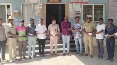 ಶೋರಾಪುರ: ನಗರದ ಪೊಲೀಸ್ ಠಾಣೆ ಮುಂದೆ ಮೊಬೈಲ್ ಕಳೆದುಕೊಂಡವರಿಗೆ ಹುಡುಕಿ ಮರಳಿಸಿದ ಪೊಲೀಸರು