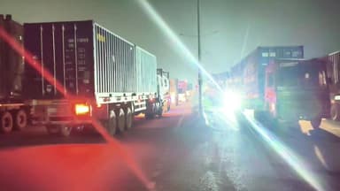 தண்டையார்பேட்டை: ராயபுரம் காசிமேடு ஜீரோ கேட்டு அருகே கண்டெய்னர் லாரி உரிமையாளர்கள் ஆர்ப்பாட்டம்