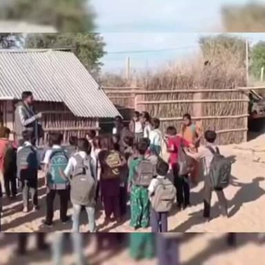 रामसर: आज़ाद नगर गंगाला स्कूल के विद्यार्थी खुले आसमान तले पढ़ने को मजबूर, ग्रामीणों ने भवन निर्माण की उठाई मांग