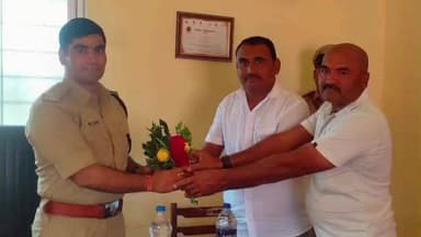 ગઢડા: બોટાદ જિલ્લા પોલીસ વડાએ ગઢડા તાલુકાના અડતાળા ગામની મુલાકાત લઈ આગેવાનો સાથે બેઠક કરી કાયદો અને વ્યવસ્થા ની સમીક્ષા કરી