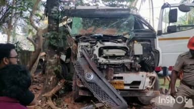 അടൂര്: ഏനാദിമംഗലം കല്ലും കടവിൽ ടോറസ് ലോറി നിയന്ത്രണം വിട്ട് പുരയിടത്തിലേക്ക് ഇടിച്ചു കയറി