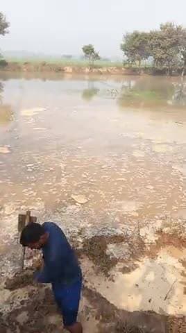 गांव सामौली बांबे की पटरीटूट गई है आगे पानी का निकास नहीं है पानी छोड़ दिया गया है जे ई को और जी साहब को कॉल कर दिया अभी