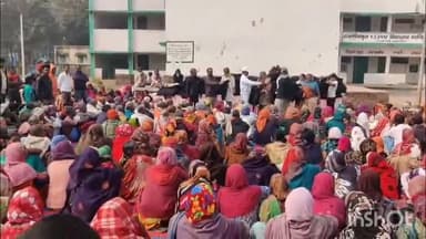 मनिका: मनिका प्रखंड क्षेत्र में समाजसेवियों द्वारा हाई स्कूल के मैदान में कंबल वितरण