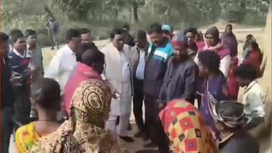 बगोदर: बगोदर विधायक ने मृतक प्रवासी मजदूर के घर बिहारो कोल्हरिया पहुंचकर परिजनों से मिलकर शोक संवेदना व्यक्त की