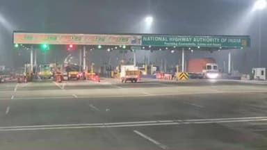 அணைக்கட்டு: பள்ளிகொண்டா சுங்கச்சாவடியில் பணிப்பொழிவு அதிகம் இருப்பதால் வாகன ஓட்டிகளுக்கு டீ கொடுத்து ஒலிபெருக்கியால் அறிவுறுத்த