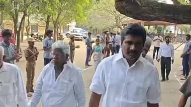 திருக்கழுக்குன்றம்: திருக்கழுக்குன்றத்தில் பத்தாம் வகுப்பு பொதுத் தேர்வில் நூற்றுக்கு 100 மதிப்பெண் பெற்ற மாணவருக்கு ரூ.10000 பள்ளி ஆசிரியர் வழங்கினார்